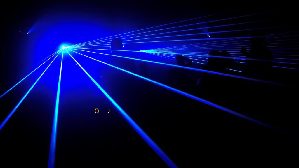 OCTOGON Eventos inmersivos híbridos - Laser crowd shadows